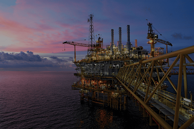 Морская нефтяная платформа на закате.
