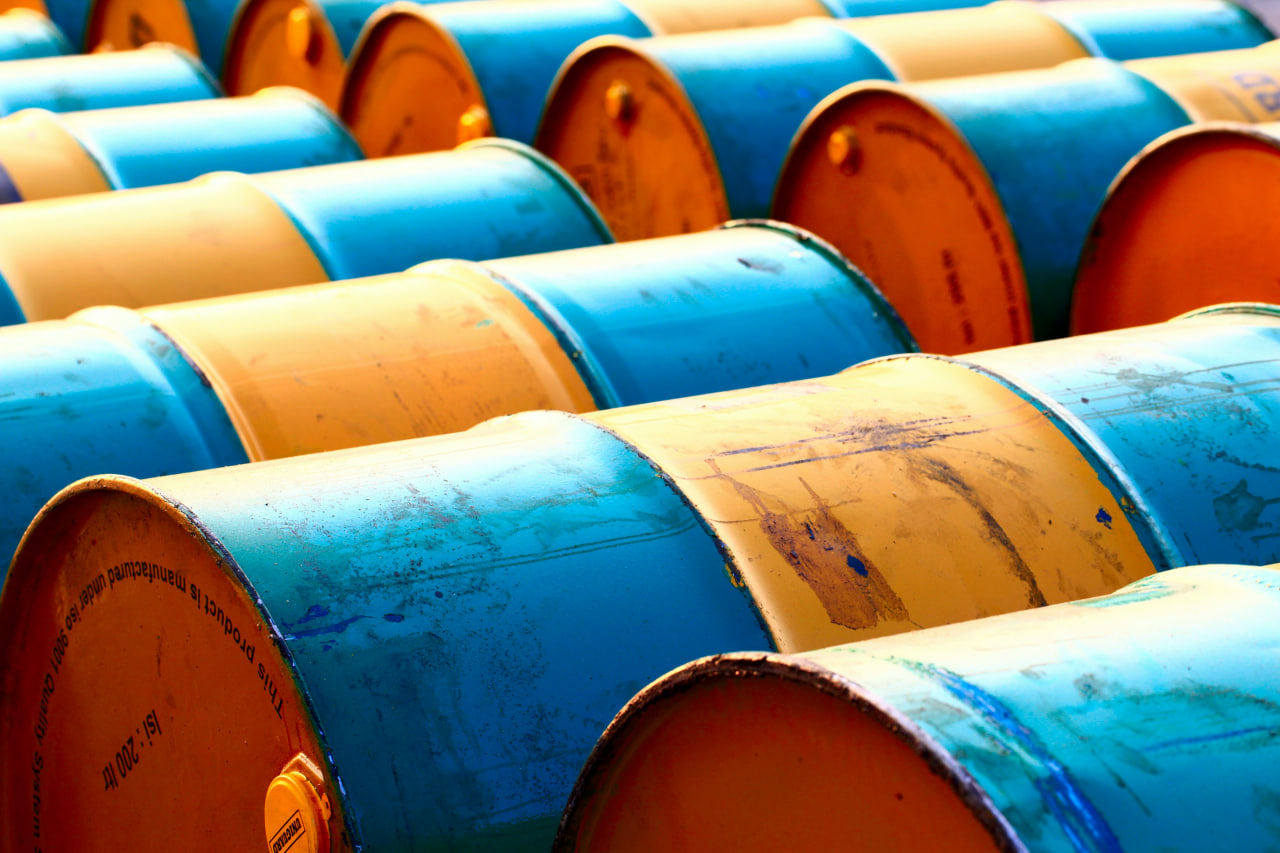 Ряды нефтяных бочек